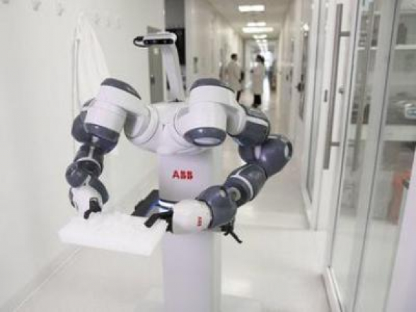 В Таиланде роботы ухаживают за пациентами с коронавирусом